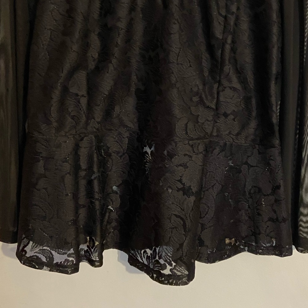 Lace & Mesh Peplum Top - Picture 3 of 6